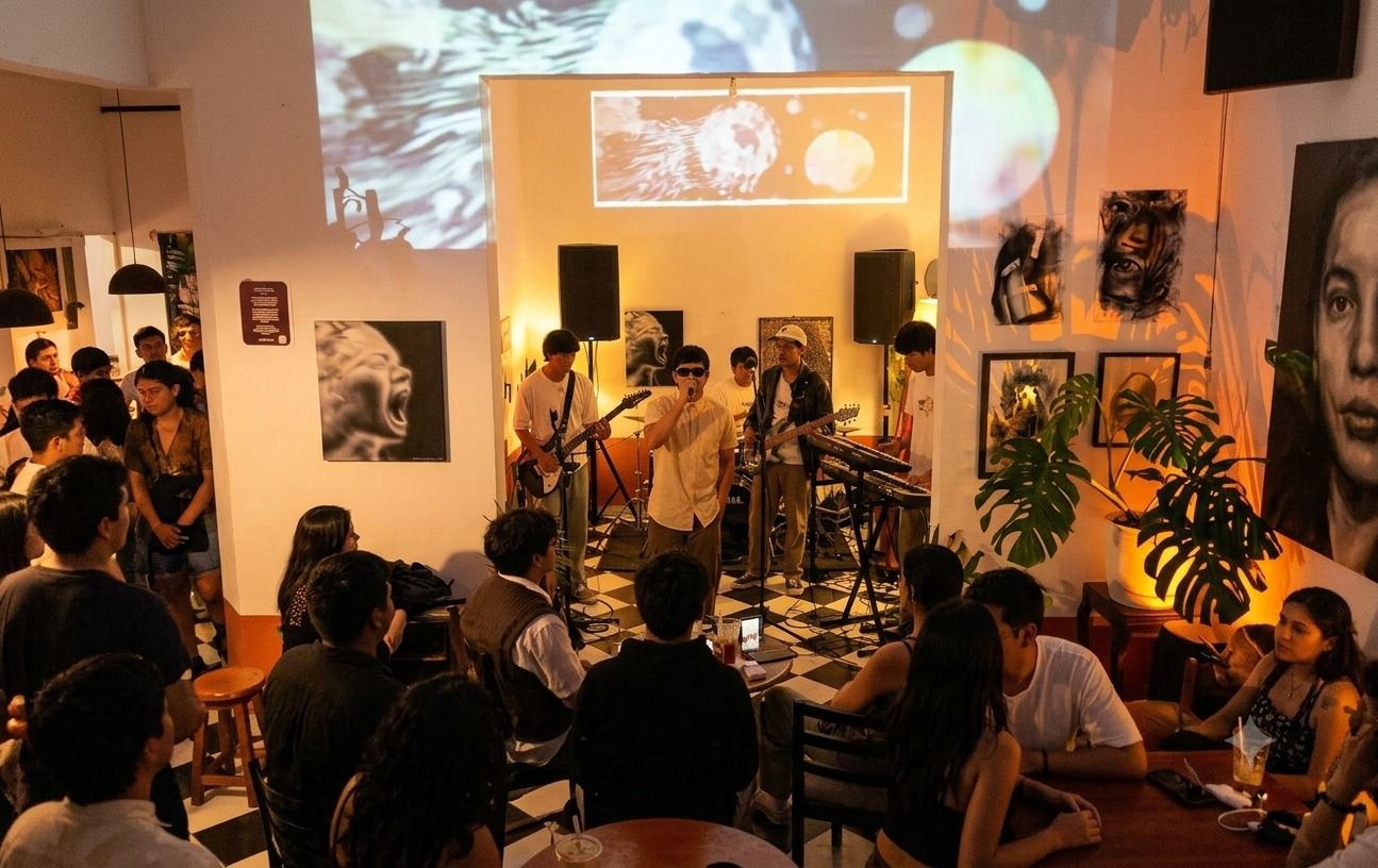 Banda en vivo frente a una multitud en Malecón Burger Club