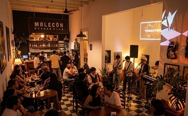 Detalle de burger y trago durante un show en vivo